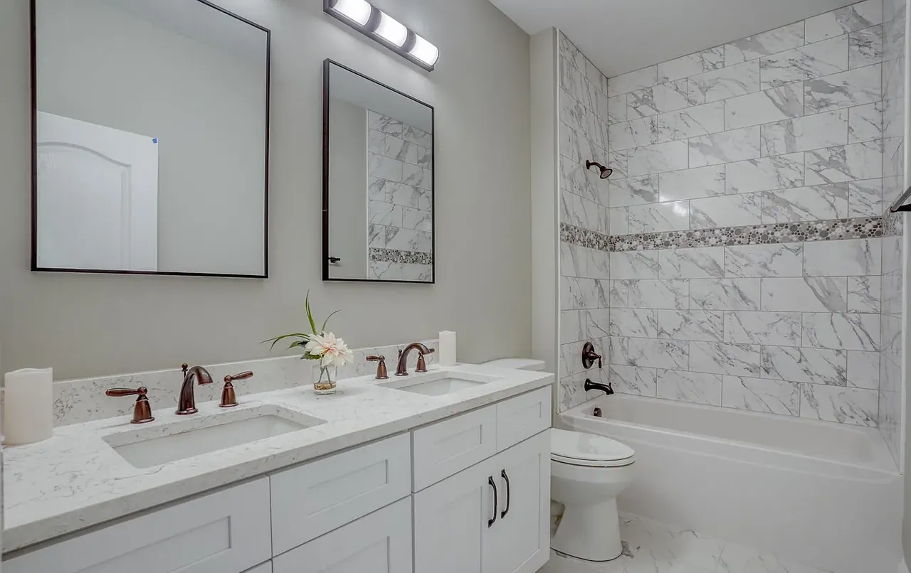 Guest bathroom with marble-look tile surround and double vanity